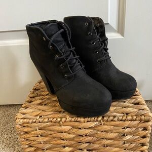 Steve Madden black laced up boots